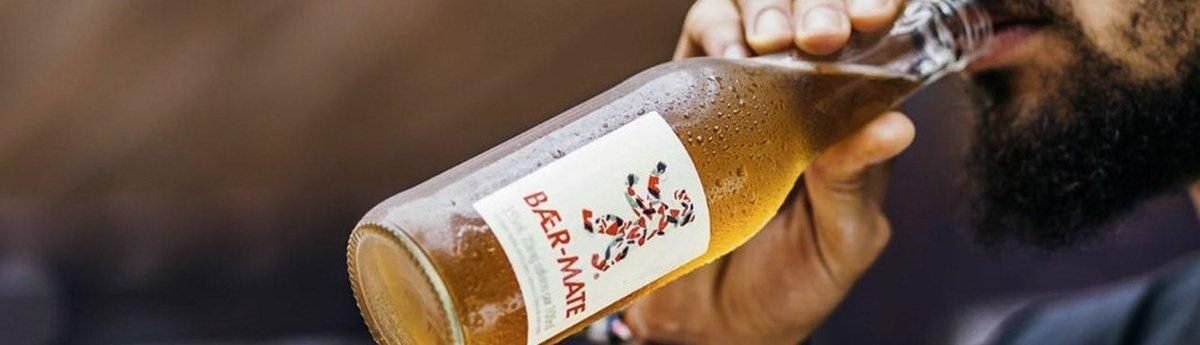 Garrafa de Bær-Mate com rótulo ilustrado e grafismo de linhas vermelhas